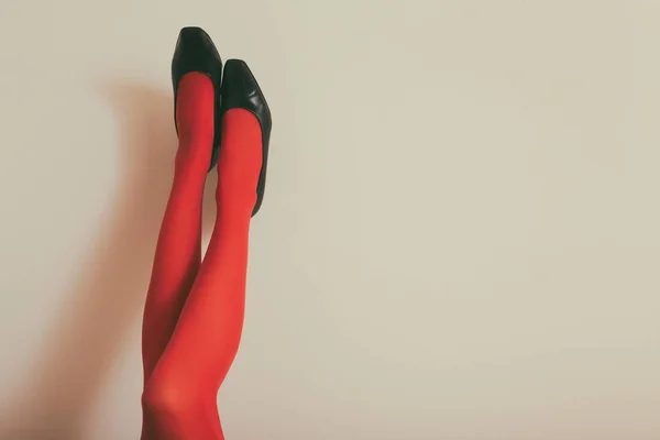 Pernas Bonitas Uma Mulher Meias Vermelhas Saltos Altos Frente Parede — Fotografia de Stock