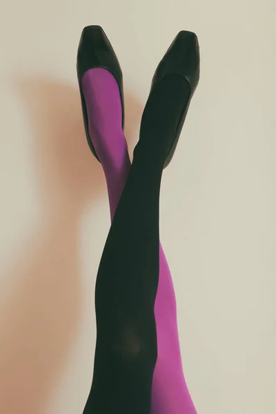 Красивые Ноги Женщины Разных Цветовых Колготках Высоких Каблуках Перед Wall — стоковое фото
