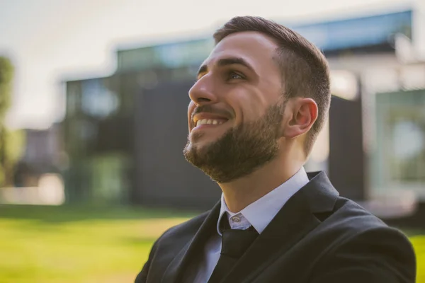 Portrét Elegantního Obchodníka Stojícího Městském Parku Tonované Foto — Stock fotografie