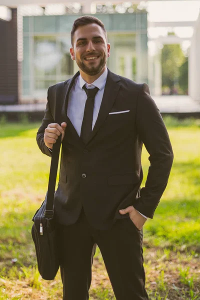 Porträt Eines Eleganten Geschäftsmannes Der Stadtpark Steht — Stockfoto