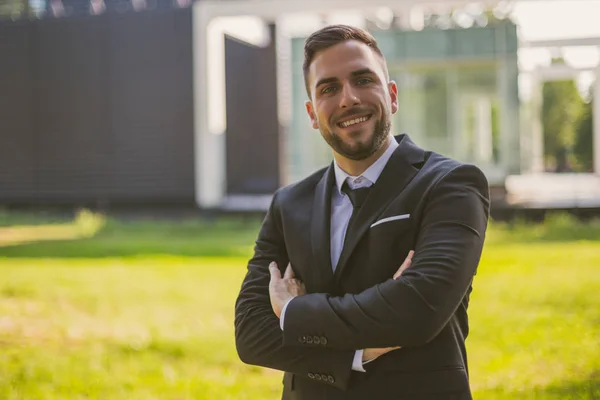 Porträt Eines Eleganten Geschäftsmannes Der Stadtpark Steht — Stockfoto