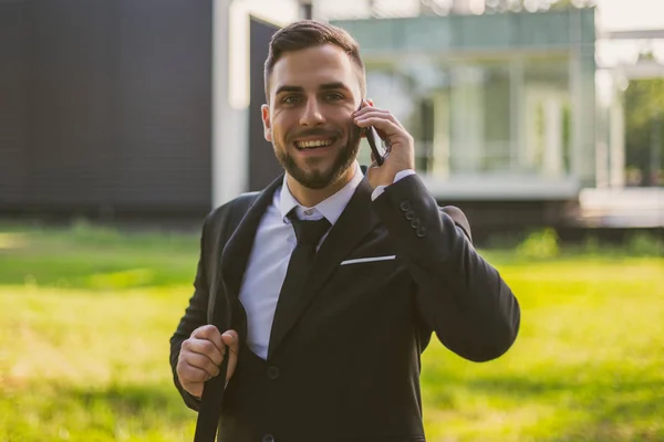 Elegante Zakenman Met Behulp Van Telefoon Buiten Gestemde Foto — Stockfoto