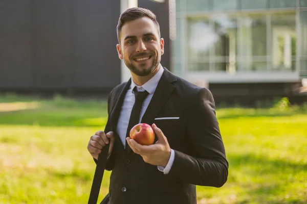 Eleganter Geschäftsmann Isst Apfel Während Öffentlichen Park Getöntes Foto — Stockfoto