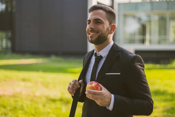 Eleganter Geschäftsmann Isst Apfel Während Öffentlichen Park Getöntes Foto — Stockfoto