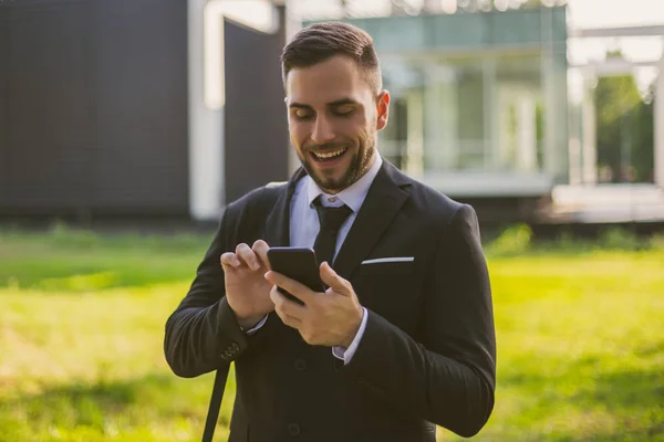 Elegante Geschäftsmann Mit Telefon Outdoor Toned Foto — Stockfoto