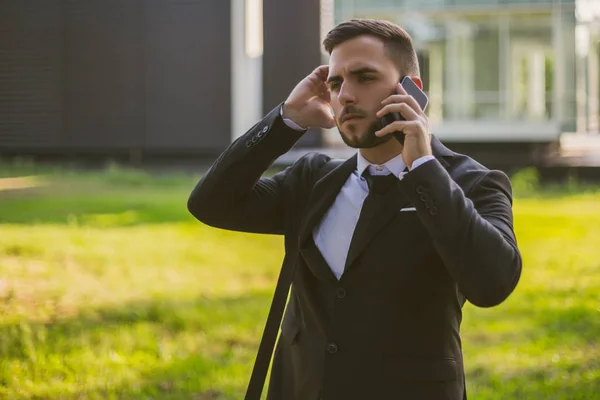 Besorgter Geschäftsmann Telefoniert Öffentlichen Park Getöntes Foto — Stockfoto