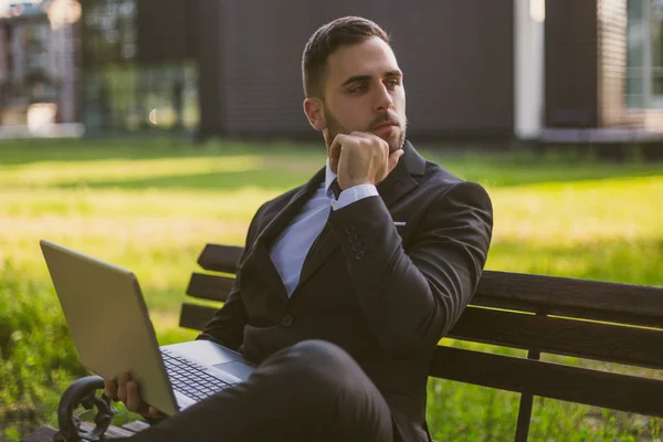 Besorgt Geschäftsmann Mit Laptop Freien Sitzen Getöntes Bild — Stockfoto