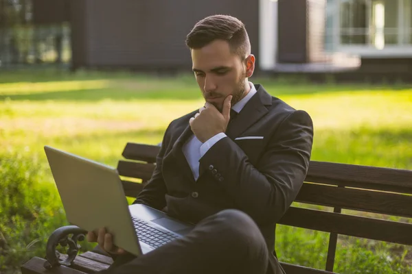 Besorgt Geschäftsmann Mit Laptop Freien Sitzen Getöntes Bild — Stockfoto