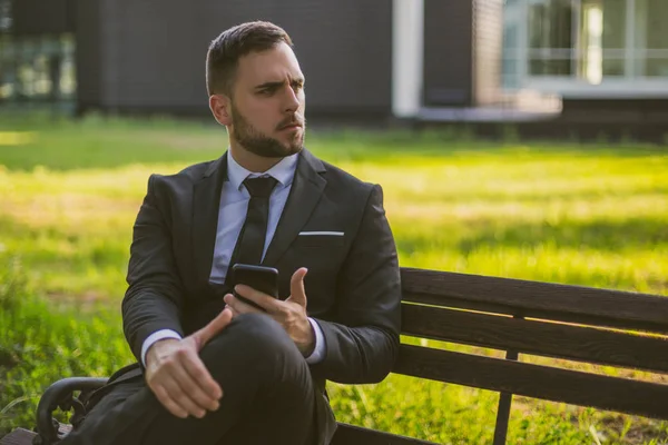 Orolig Affärsman Som Använder Telefon — Stockfoto