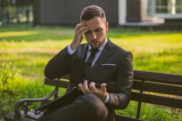 Hombre Negocios Preocupado Trabajando Aire Libre Toned Foto — Foto de Stock