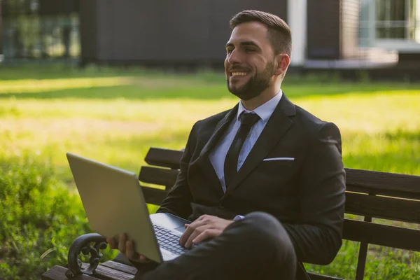 Elegante Geschäftsmann Mit Laptop Freien Sitzen Getöntes Bild — Stockfoto