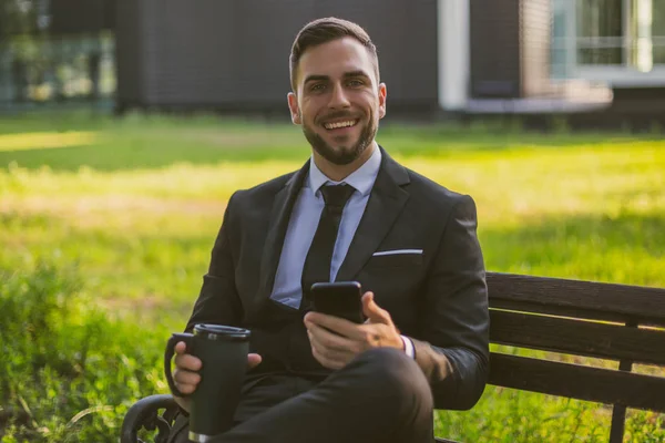 Elegant Affärsman Med Telefon Och Dricka Kaffe Utomhus Tonas Foto — Stockfoto