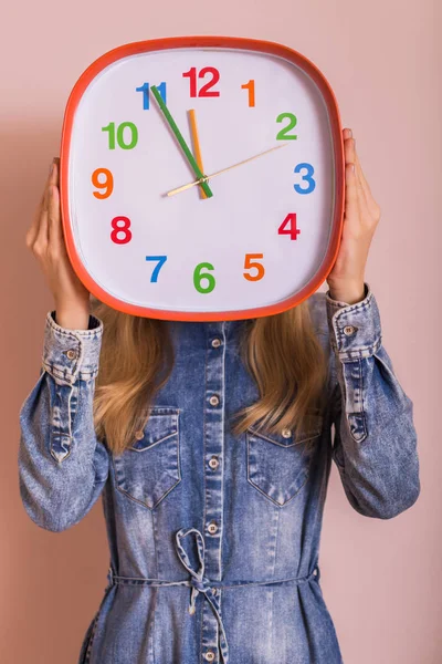 Mujer Sosteniendo Reloj Pie Frente Pared — Foto de Stock