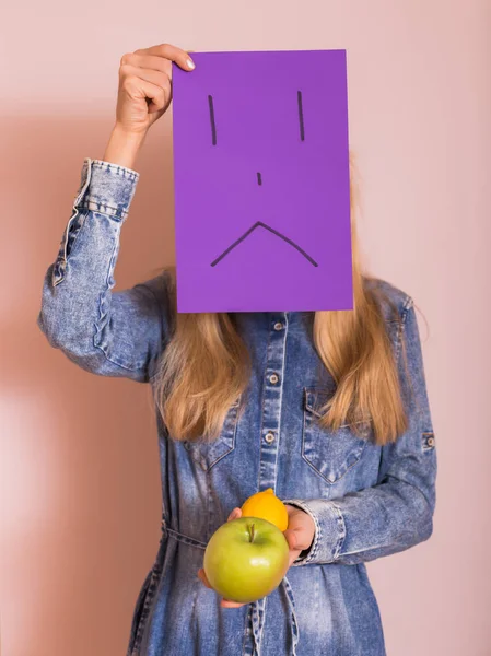 Vrouw Fruit Triest Gezicht Papier Terwijl Staande Voor Muur — Stockfoto