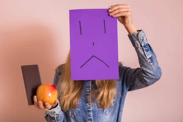 Mulher Segurando Chocolate Frutas Rosto Triste Papel Enquanto Estava Frente — Fotografia de Stock