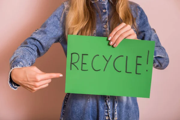 Mujer Pie Frente Pared Apuntando Papel Verde Con Palabra Reciclar —  Fotos de Stock