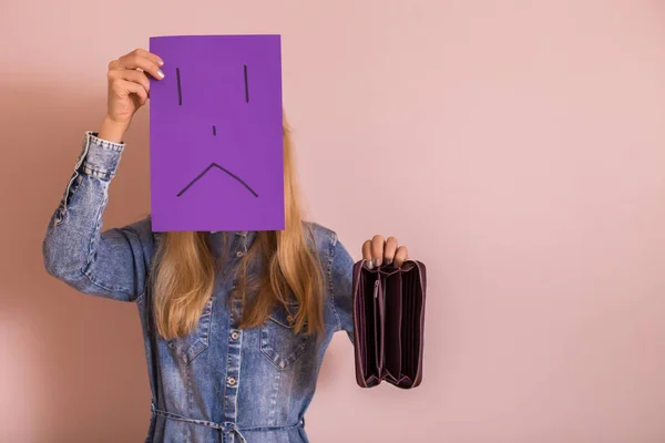 Kvinne Med Tom Lommebok Trist Ansikt Papir Mens Hun Står – stockfoto