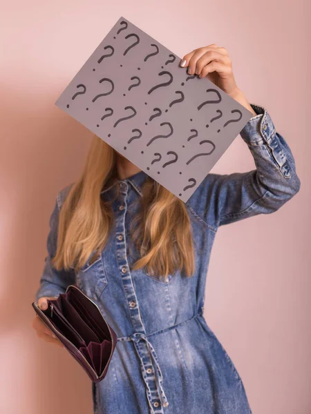 Vrouw Met Lege Portemonnee Papier Met Vraagtekens Terwijl Staande Voor — Stockfoto