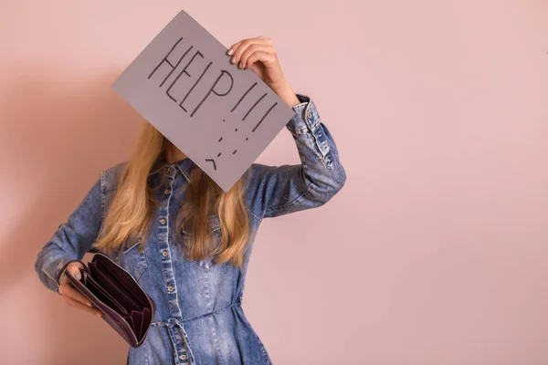 Vrouw Met Lege Portemonnee Papier Met Word Help Terwijl Staande — Stockfoto