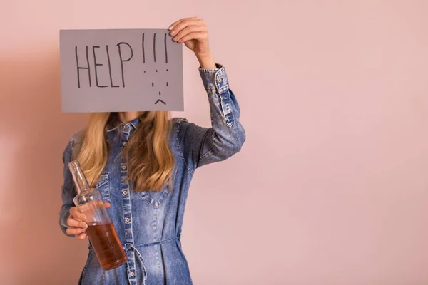 Kvinner Som Holder Alkohol Papir Med Ord Hjelpe Når Står – stockfoto