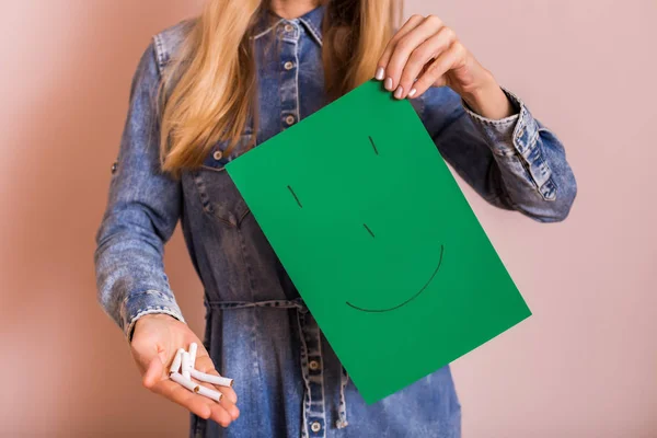 Kvinna Som Innehar Trasiga Cigaretter Och Happy Face Papper Sluta — Stockfoto