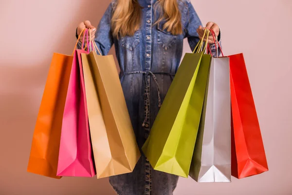 Mulher Segurando Sacos Compras Enquanto Estava Frente Parede — Fotografia de Stock