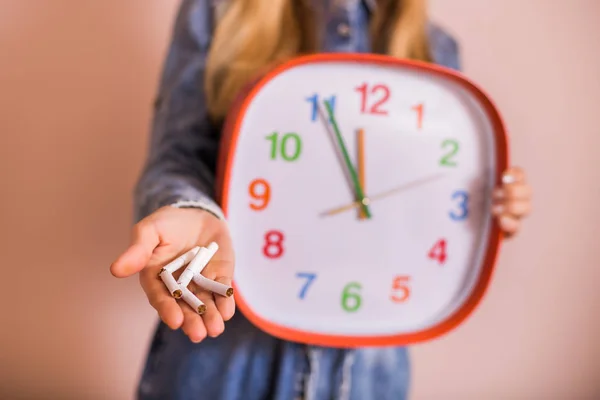 Femme Tenant Des Cigarettes Cassées Horloge Devant Mur Cesser Fumer — Photo