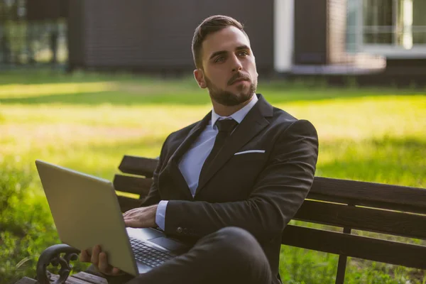 Homem Negócios Preocupado Usando Laptop Enquanto Sentado Livre Imagem Tonificada — Fotografia de Stock