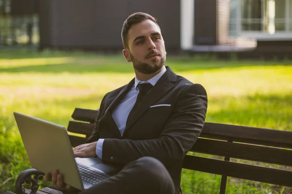 Elegante Geschäftsmann Mit Laptop Freien Sitzen Getöntes Bild — Stockfoto