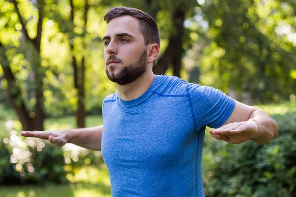 Bonito Homem Exercitando Parque — Fotografia de Stock