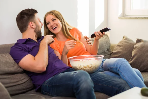 Pareja Feliz Disfruta Viendo Televisión Comiendo Palomitas Maíz Pasando Tiempo —  Fotos de Stock