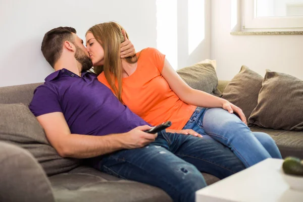 Pareja Feliz Disfruta Viendo Televisión Besándose Pasando Tiempo Juntos Casa —  Fotos de Stock