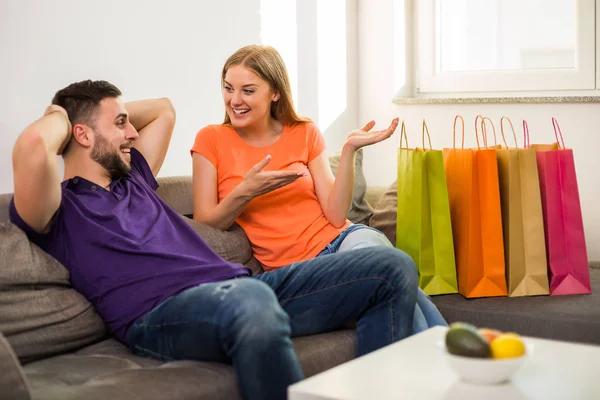 Esposa Está Mostrando Marido Sacos Compras Enquanto Eles Estão Sentados — Fotografia de Stock