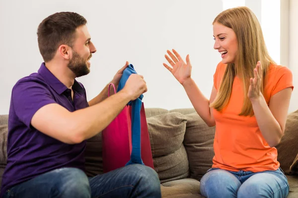 Maken Gick Till Shopping Och Förvånade Sin Fru Med Shirt — Stockfoto