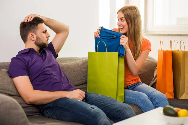 Paar Konflikt Weil Frau Viel Geld Für Einkäufe Ausgab Während — Stockfoto