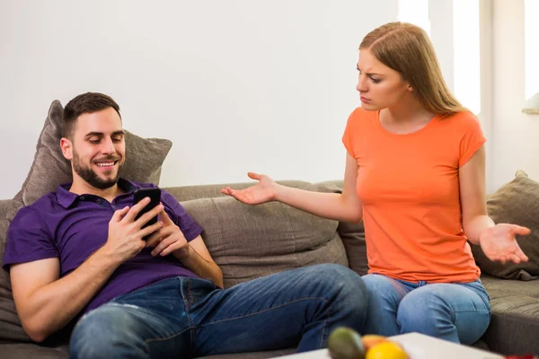 Kızgın Karı Koca Kocası Telefonu Çok Fazla Kullandığı Için Anlaşmazlık — Stok fotoğraf