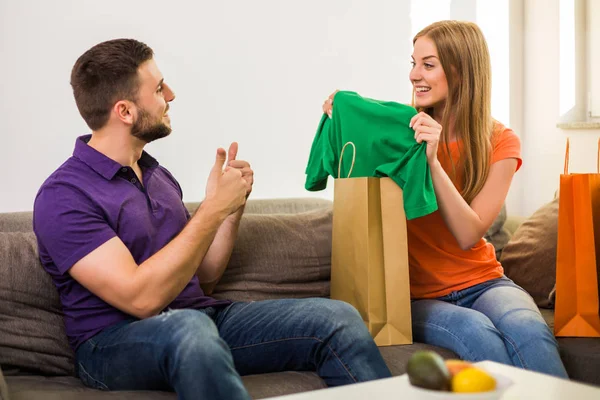 Esposa Fue Compras Sorprendió Marido Con Nueva Camiseta —  Fotos de Stock