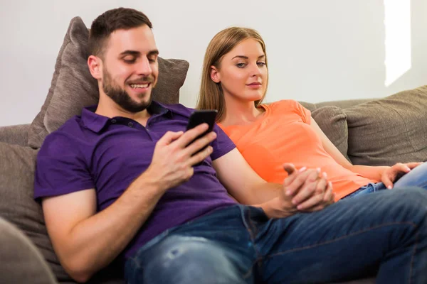 Mąż Pomocą Telefonu Podczas Gdy Jego Ciekawy Zazdrosny Żona Patrzy — Zdjęcie stockowe