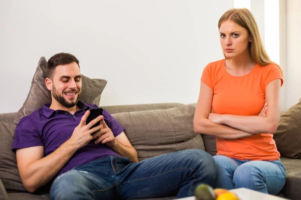 愤怒的妻子和丈夫有冲突 因为丈夫使用电话太多 — 图库照片