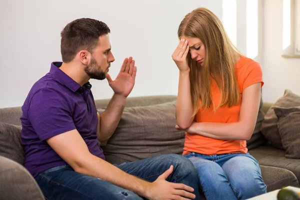 Esposa Irritada Marido Estão Tendo Conflito Enquanto Eles Sentados Sofá — Fotografia de Stock
