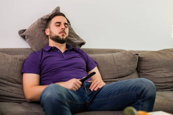 Homme Est Endormi Regardant Télévision Alors Était Assis Sur Canapé — Photo