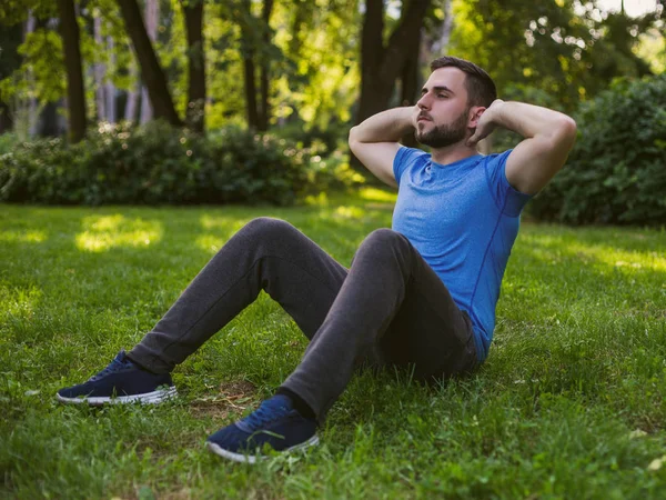 Hombre Guapo Practicando Parque — Foto de Stock