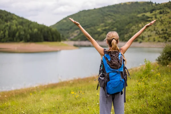 Kobieta Hiker Podniesioną Bronią Cieszy Się Pięknym Widokiem Łonie Natury — Zdjęcie stockowe