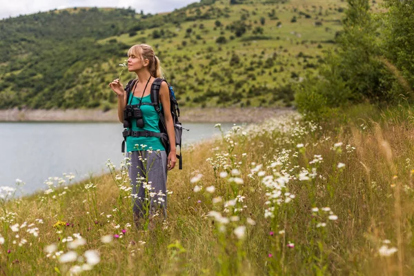 Woman Hiker Enjoys Smelling Flower While Standing Beautiful Nature — Stock Photo, Image