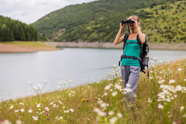 Mujer Excursionista Usando Prismáticos Mientras Pasa Tiempo Hermosa Naturaleza —  Fotos de Stock