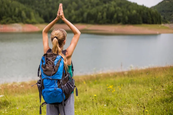 Mujer Excursionista Disfruta Meditando Hermosa Naturaleza —  Fotos de Stock
