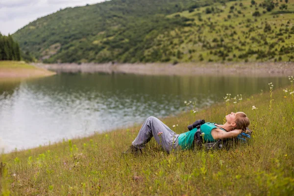 Woman Hiker Enjoys Resting Beautiful Nature — Stock Photo, Image