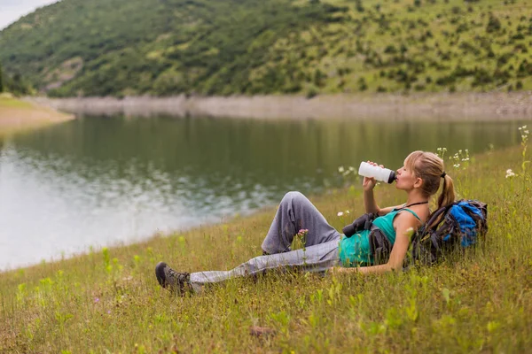 Mujer Excursionista Beber Agua Mientras Pasa Tiempo Naturaleza —  Fotos de Stock