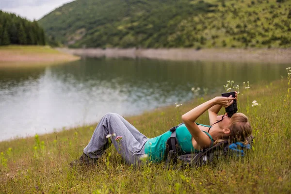 Woman Hiker Using Binoculars While Spending Time Beautiful Nature — Stock Photo, Image