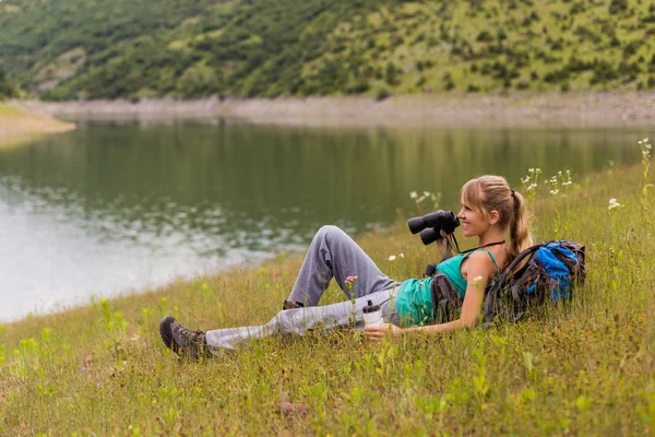 Vrouw Wandelaar Met Verrekijker Terwijl Tijd Doorbrengen Prachtige Natuur — Stockfoto